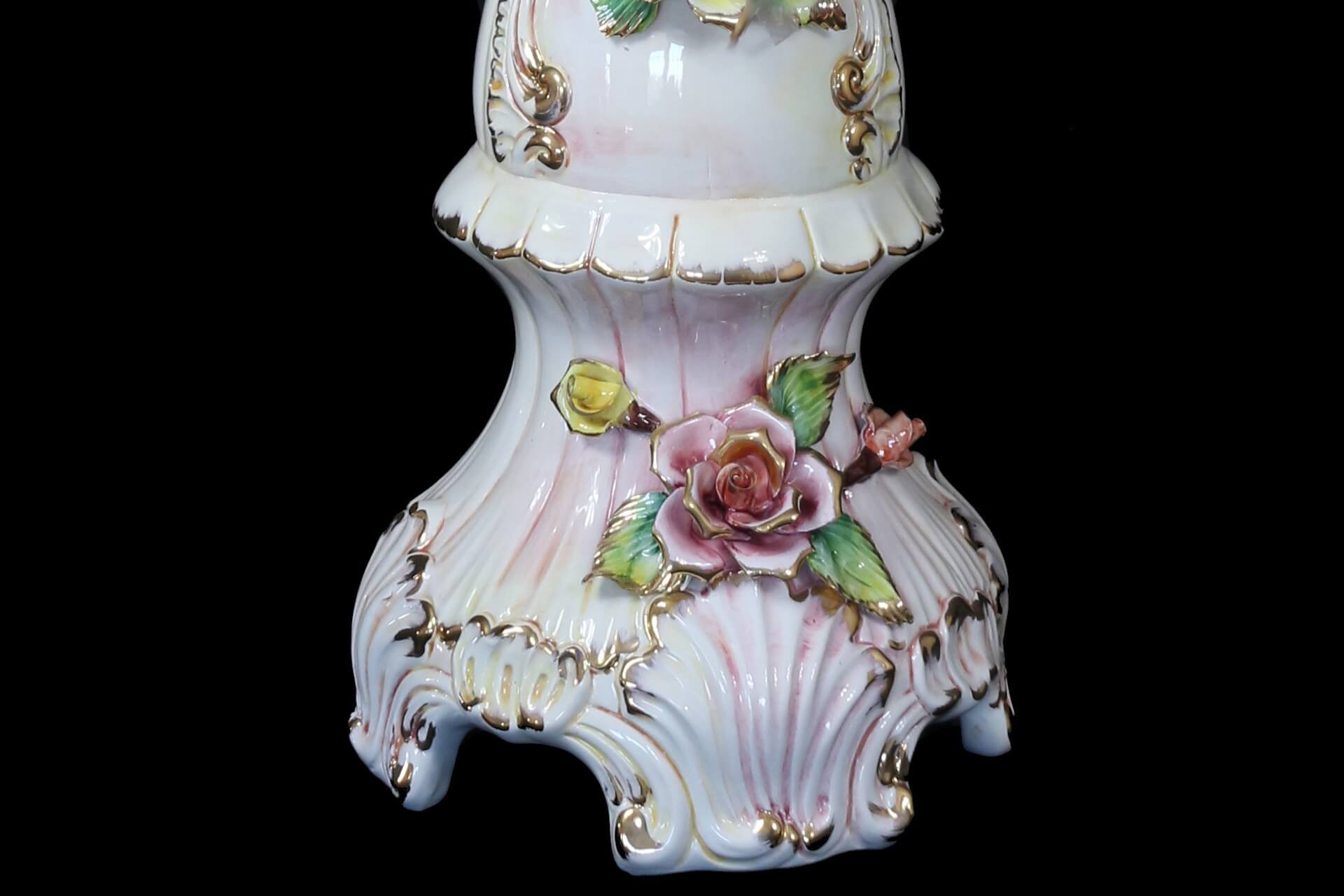 Table with lamp in Capodimonte style.