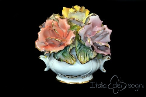 Cesto di fiori in ceramica in stile capodimonte