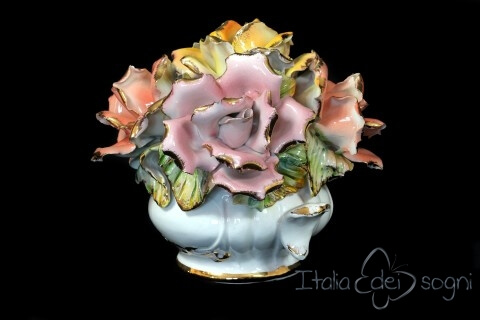 Cesto di fiori in ceramica in stile capodimonte