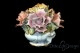 Cesto di fiori in ceramica in stile capodimonte