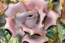 Cesto di fiori in ceramica in stile capodimonte