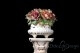 Colonna con cesto di fiori in stile capodimonte