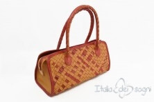 Elegante bauletto intrecciato in cuoio lissato