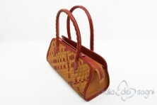 Elegante bauletto intrecciato in cuoio lissato