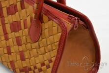 Elegante bauletto intrecciato in cuoio lissato