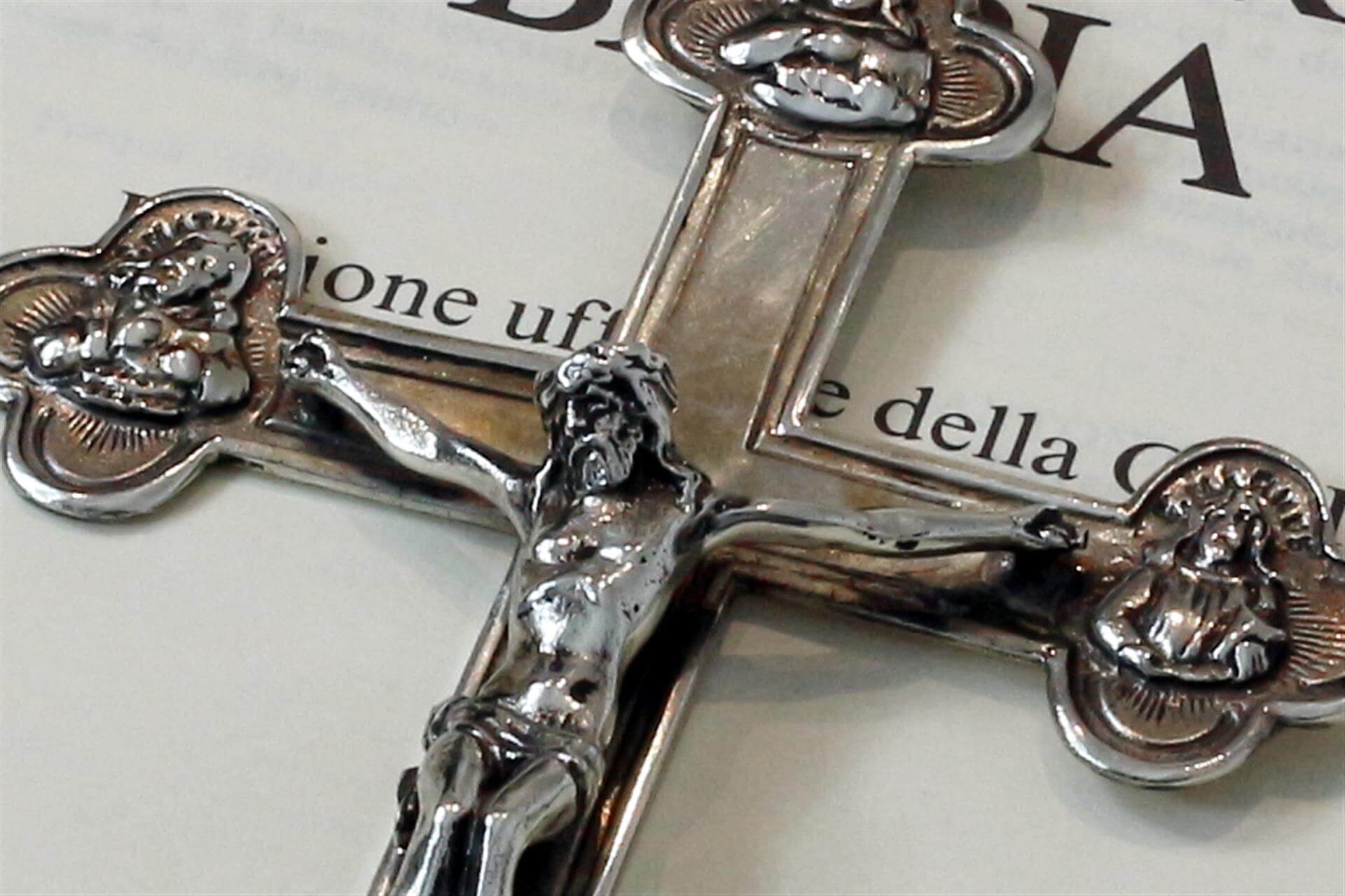 nostra produzione Croce a lastra traforata con Cristo gr 4,80 €225,00 