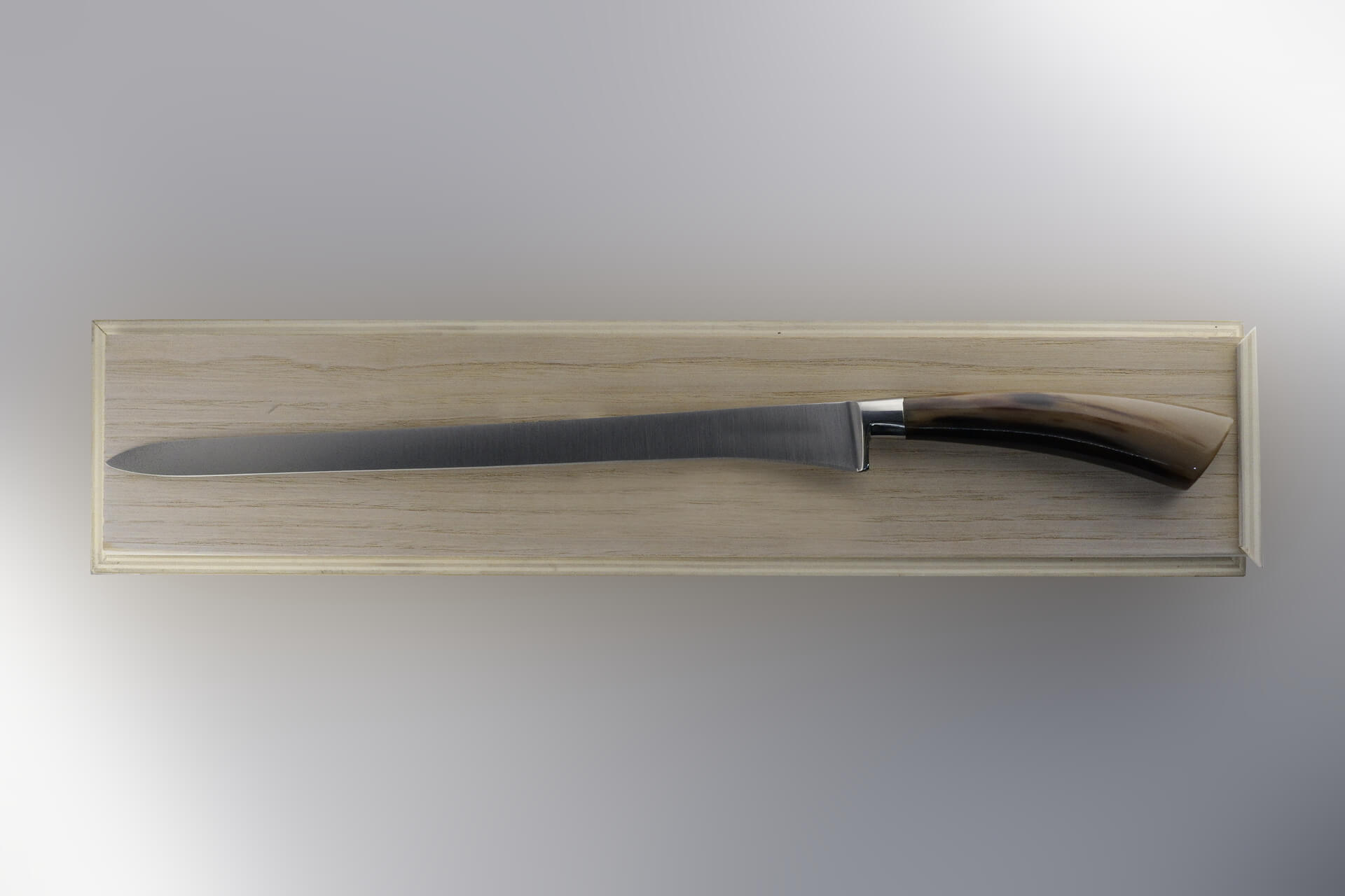 Coltello in acciaio forgiato fatto a mano in Italia, questo coltello da  prosciutto ha la lama lunga, stretta e flessibile per re